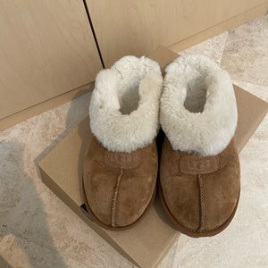 UGG size 9 slipper (authentic)